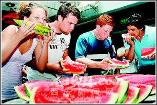 古城吃瓜群众,揭秘民间热点背后的故事